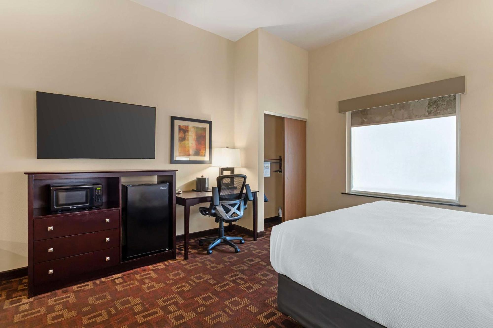 Western & Hotel 3*