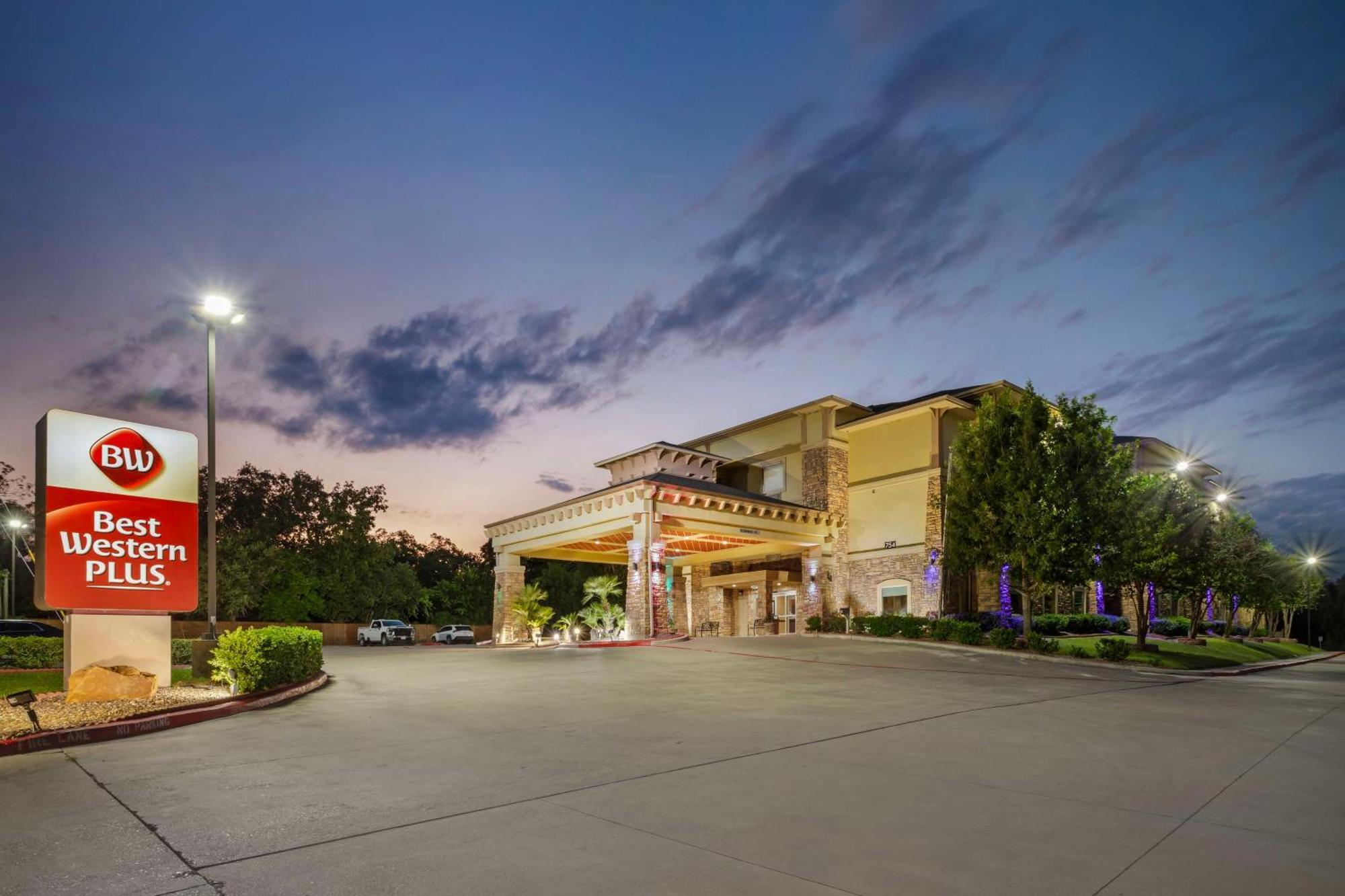 Hotel Western & Goliad